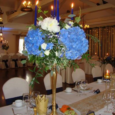 Złoty świecznik z żywymi kwiatami