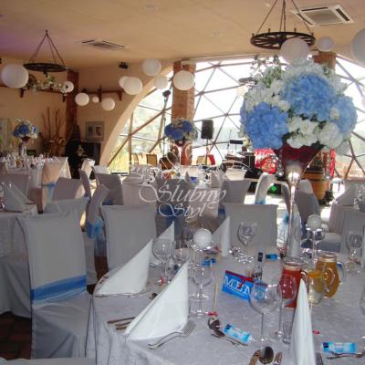 Papierowe lampiony na suficie