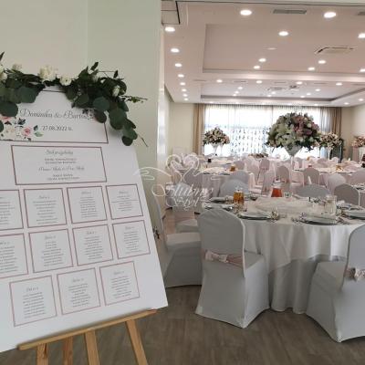 Tablica z rozpiską gości na sali weselnej