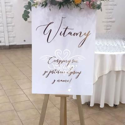 Tablica powitalna na złotej sztaludze