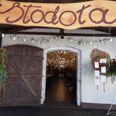 Dekoracja wejścia na salę weselną