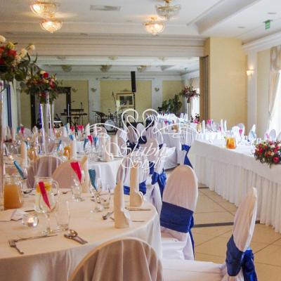 Wystrój w kolorach fuksji, niebieskiego i bieli