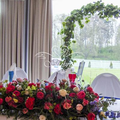 Girlanda z eukaliptusa populusa jako ścianka weselna za Parą Młodą