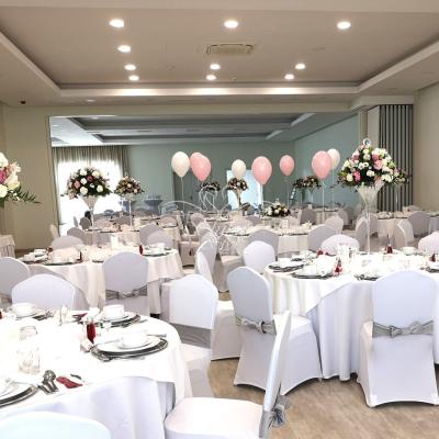 Dekoracja sali weselnej - przy stoliku dzieci balony