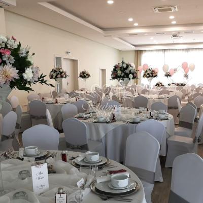 Wysokie kompozycje w wystroju sali weselnej Amaryllis