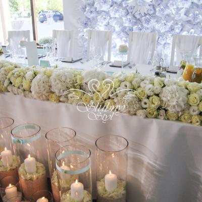 Piękne kwiaty hortensji, róż i eustomy w odcieniach bieli na stole reprezentacyjnym