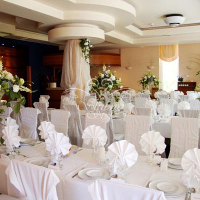 Dekoracje w kolorach bieli i niebieskiego z dodatkiem zieleni