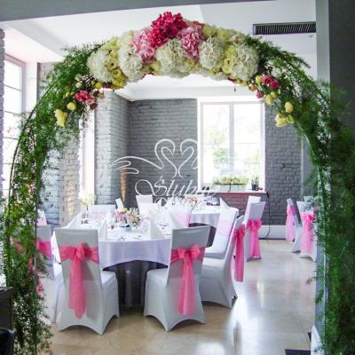 Łuk kwiatowy ozdobą sali