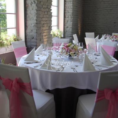 Pokrowce z różowymi materiałowymi kokardami