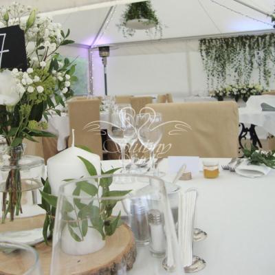 Białe kwiaty i zielone dodatki