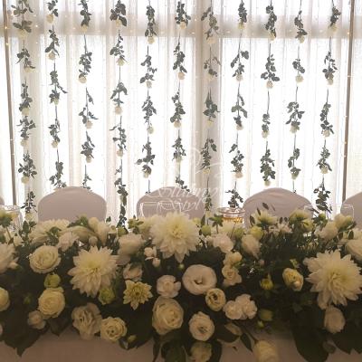Ścianka ślubna z białych żywych róż