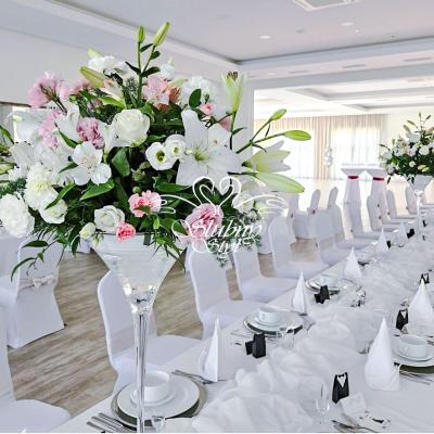 Dekoracje wysokie w szkle typu martini w bladym różu i bieli