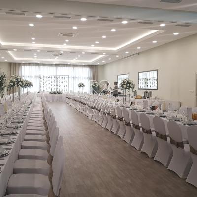 Białe dekoracje na wysokich złotych stojakach