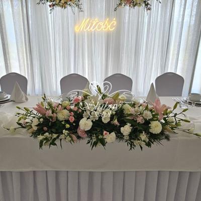 Bramka prosta z dekoracją kwiatową w odcieniach bieli i delikatnego różu