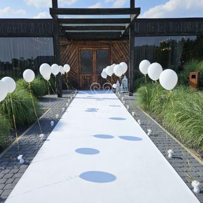 Dekoracja wejścia na salę weselną balonami i białym dywanem
