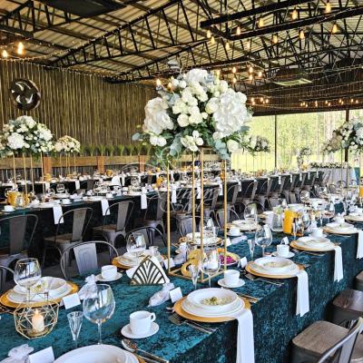 Obrusy welurowe w kolorze zieleni butelkowej w dekoracji sali weselnej