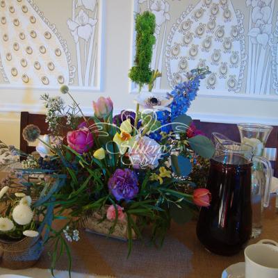 Cyferka z mchu jako numerek stołu w kompozycjach kwiatowych - naturalne dekoracje