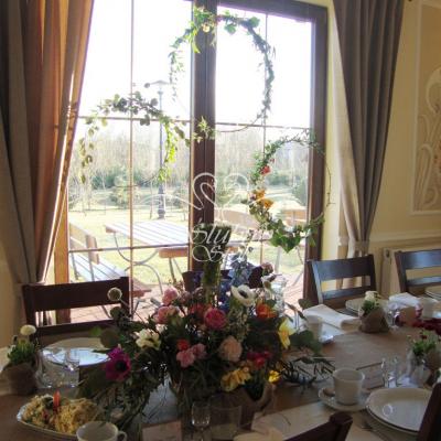 Dekoracje kwiatowe na kołach w stylu rustykalnym