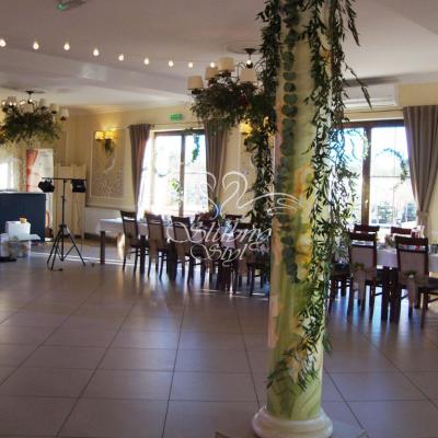 Atrakcyjna dekoracja filara zielenią na sali weselnej - inspiracje