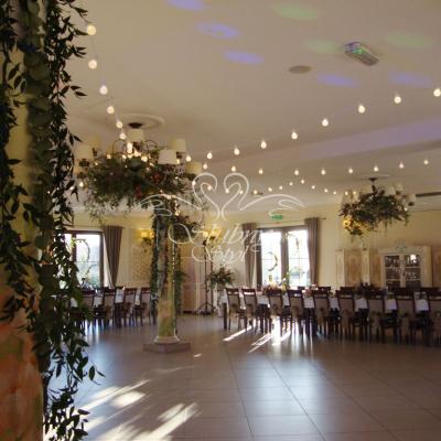 Girlandy żarówkowe w wystroju weselnym