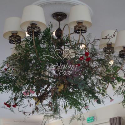 Dekoracja lampy zielonymi dodatkami i kwiatami