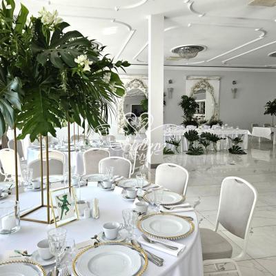 Liście monstery na wesele na wysokich stojakach w Greys Podstolice