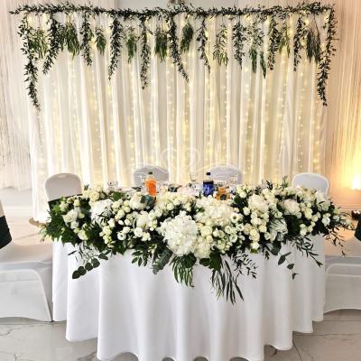 Kompozycje z białych kwiatów z dodatkiem zieleni w Greys Podstolice