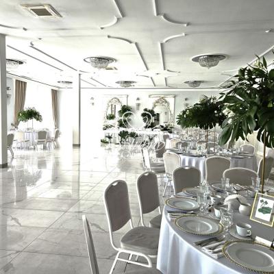 Podtalerze przezroczyste ze złotymi kulkami w dekoracji stołów weselnych - Greys Podstolice