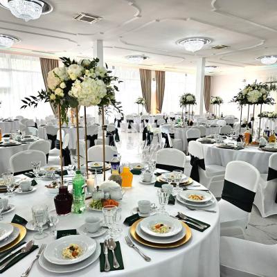  Biało zielone dekoracje ślubne