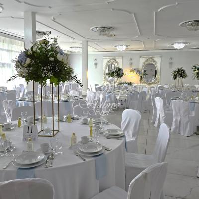 Biel, niebieski i złoto na weselu