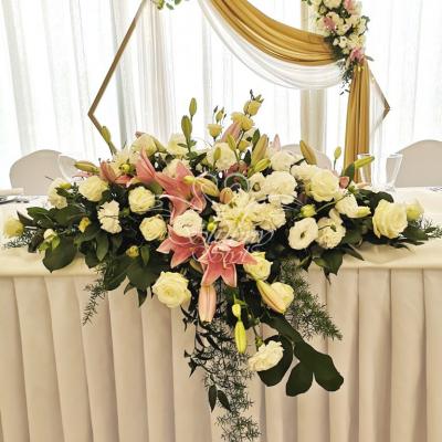 Heksagon przybrany kwiatami