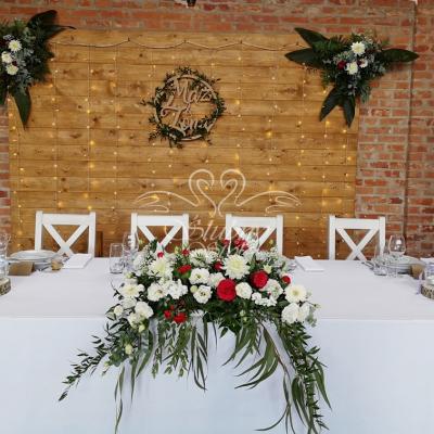 Drewniane tło za Młodą Parą – Stary Kamionek