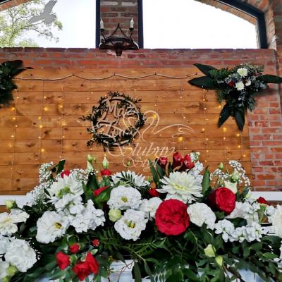 Dekoracja przed młodymi w kolorze bieli i czerwieni