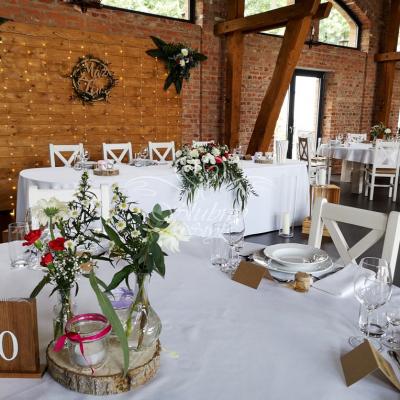 Delikatne dekoracje w ceglano-drewnianej stodole