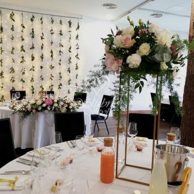 Bukiet kwiatów na złotym stojaku