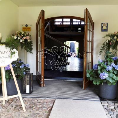 Dekoracja wejścia na salę weselną