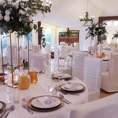 Biało-zielone dekoracje z dodatkiem złota