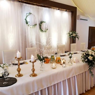 Złote świeczniki na stole Młodej Pary