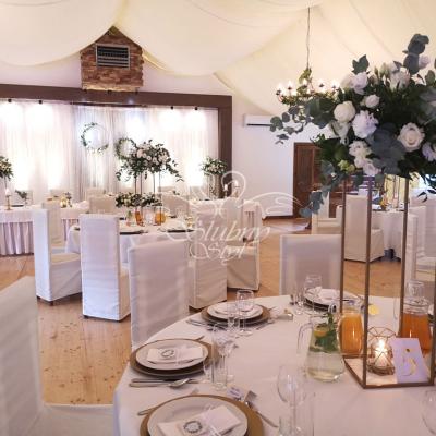 Kompozycje kwiatowe na złotych geometrycznych stojakach