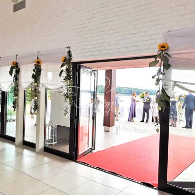 Dekoracje ze słonecznikami na ślubie i weselu