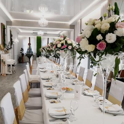 Kompozycje w kolorze bieli i różu – Róża Poraja