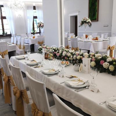 Serwetki przewiązane złotymi wstążeczkami