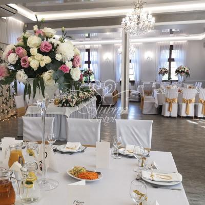 Sala weselna w klasycznych kolorach bieli i różu z dodatkiem złotego