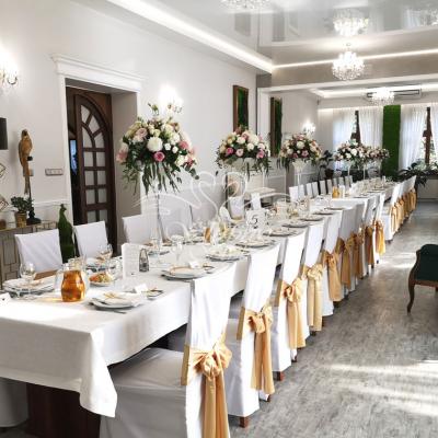 Wysokie kompozycje w szklanych kielichach martini