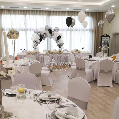 Wystrój w kolorze bieli, czerni i srebra