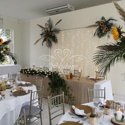 Niepowtarzalna ścianka za młodymi, na stole złoty obrus