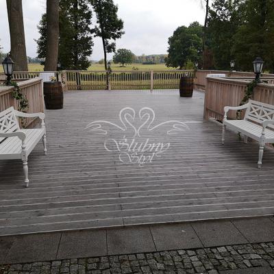 Beczki dębowe i lampiony na tarasie