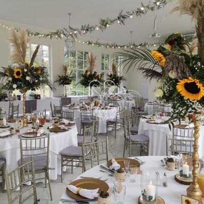 Kompozycje na złotych stojakach, złote podtalerze