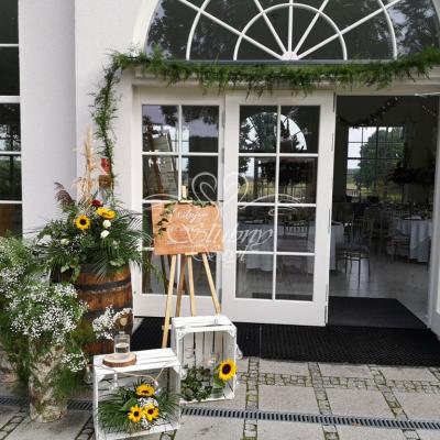 Dekoracja wejścia na salę weselną