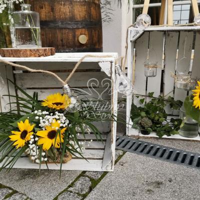 Dekoracja skrzyniami i żarówkami